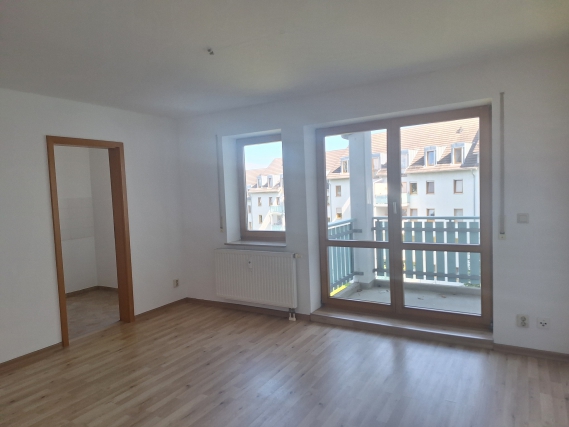 Wohnzimmer mit Zugang zum Balkon